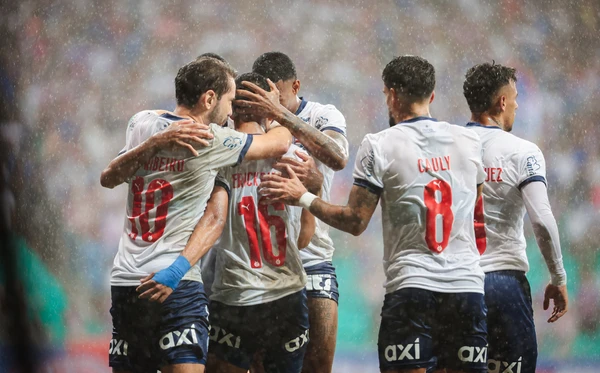 Jogadores do Bahia comemoram gol de Cauly sobre o Botafogo