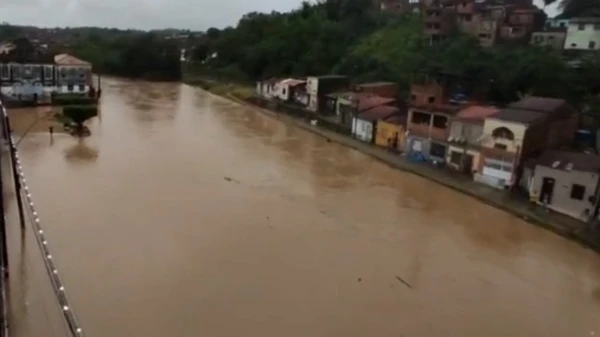 Rio Subaé transbordou na madrugada deste sábado (3)