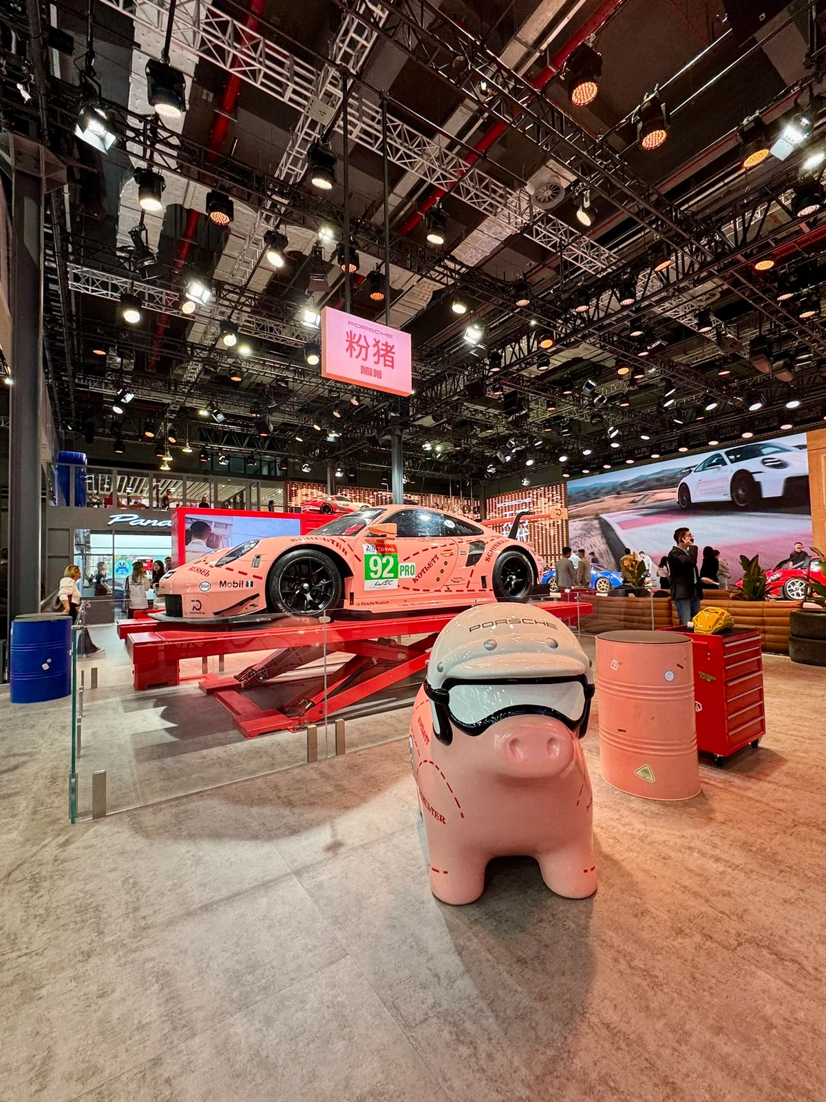 Uma parte do estande da Porsche na mostra chinesa por Antônio Meira Jr./ CORREIO
