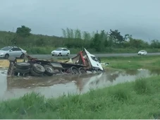 Imagem - Carreta tomba em área alagada na BR-324