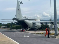 Imagem - Avião militar com 62 pessoas a bordo colide com poste após falha no sistema de freios