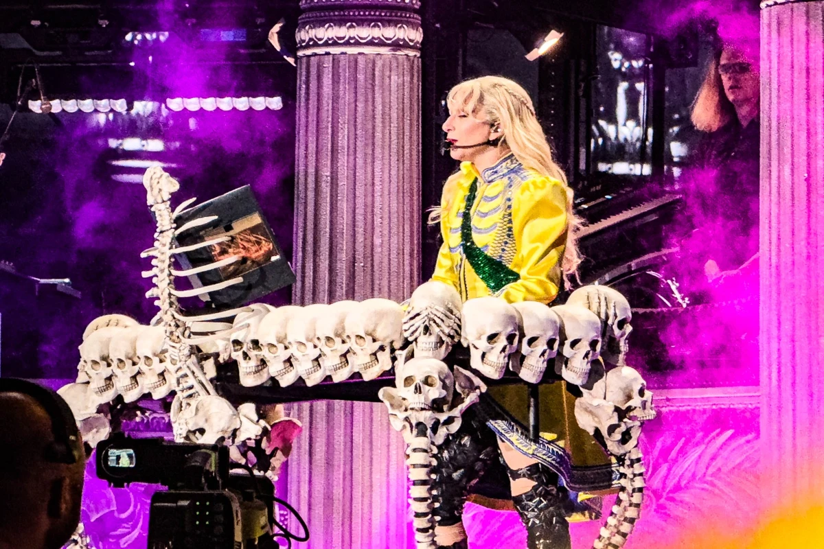 Caveiras  deram tom gótico à apresentação de Lady Gaga