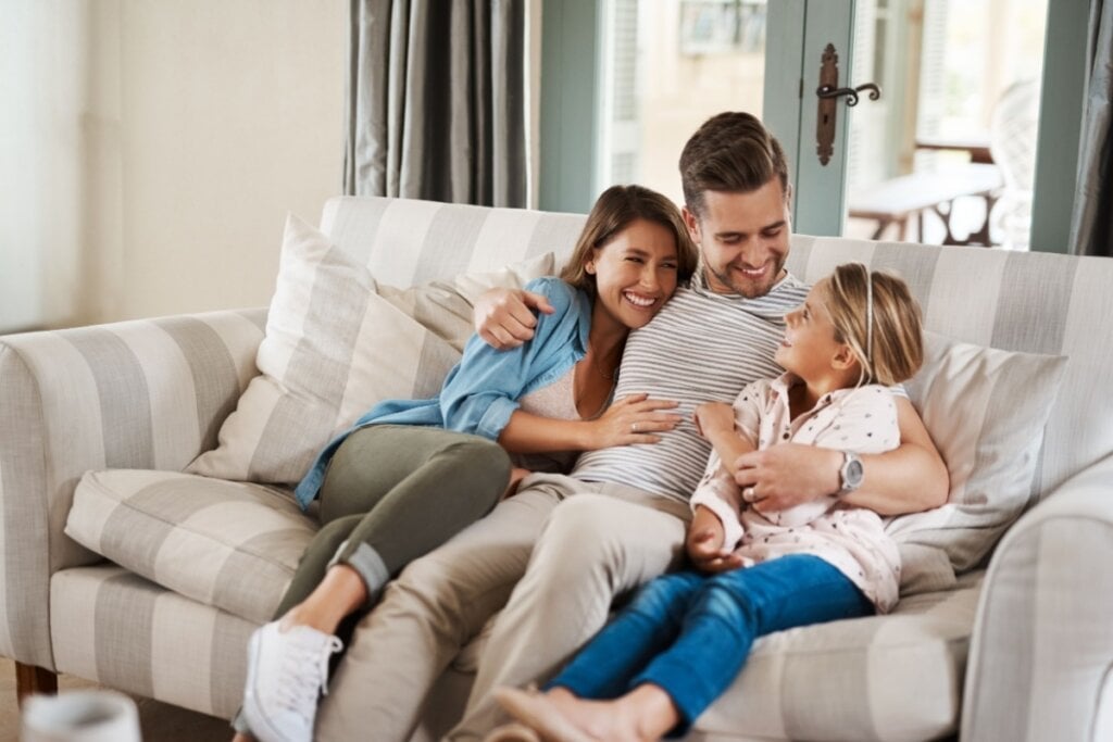 O riso ajuda a relaxar e a diminuir o estresse (Imagem: PeopleImages.com &#8211; Yuri A | Shutterstock) 