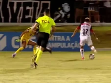 Imagem - Ex-Vitória arranca do próprio campo e faz golaço na Série C; veja
