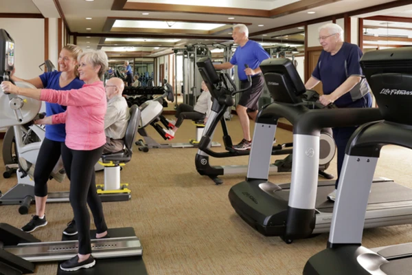 A prática de exercícios entre os idosos é fundamental para prevenir a sarcopenia e outros problemas por Divulgação/Life Fitness