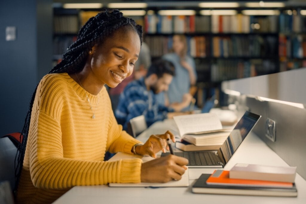 Escrever uma carta de motivação autêntica faz a diferença no processo seletivo (Imagem: Gorodenkoff | Shutterstock) por Imagem: Gorodenkoff | Shutterstock