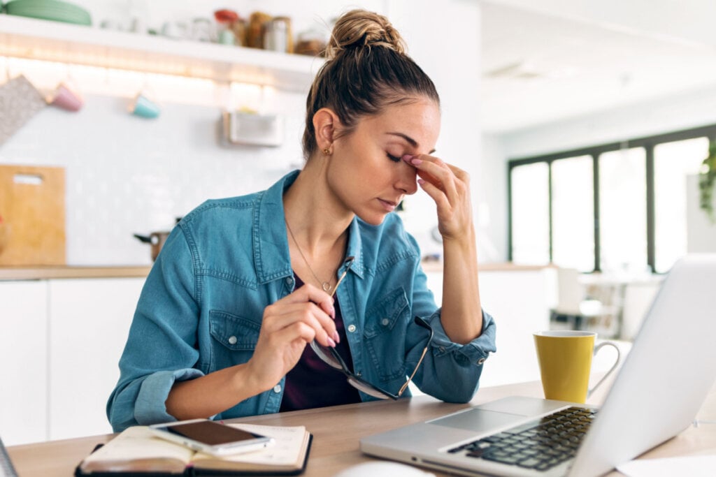 O estresse constante é um dos sinais importantes de que é hora de buscar apoio (Imagem: Josep Suria | Shutterstock)