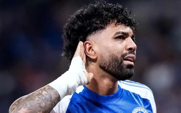 Gabigol comemora após marcar gol pelo Cruzeiro