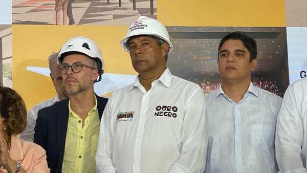 Governador Jerônimo Rodrigues (ao centro)