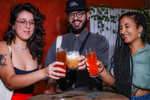 Jovens estão dormindo mais cedo e bebendo cada vez menos álcool