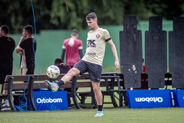 Lateral Claudinho recebeu o terceiro cartão amarelo e não enfrenta o Vasco