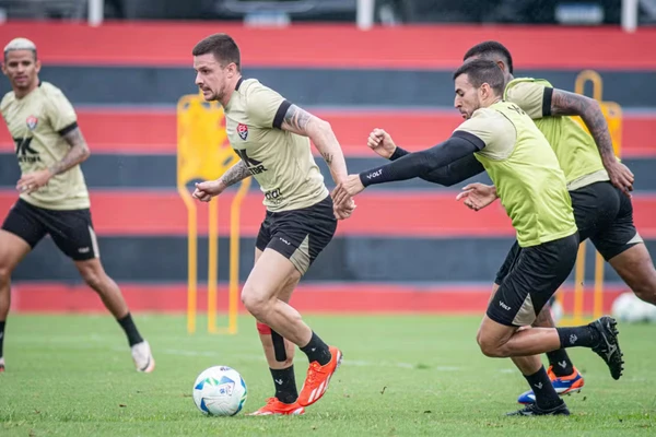 Renato Kayzer treinou na reapresentação do Vitória
