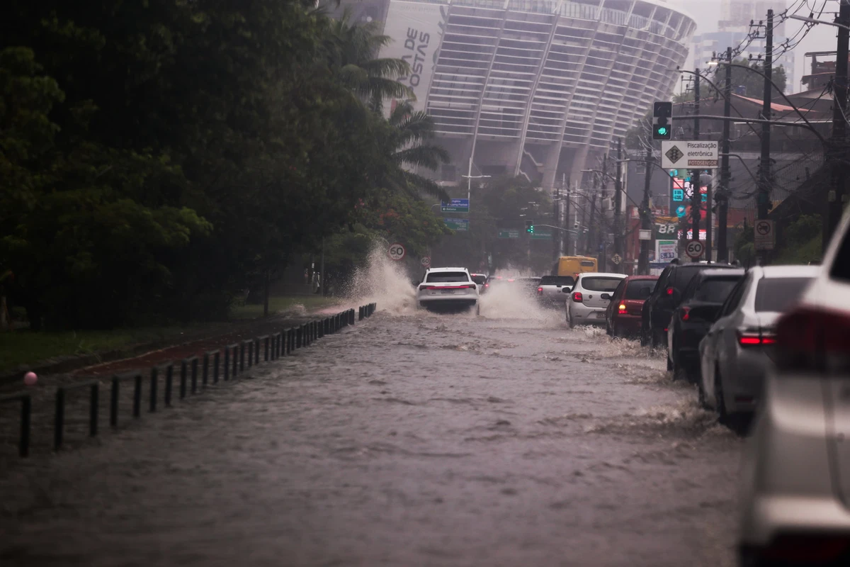 Salvador amanheceu com chuva nesta segunda-feira (5) por Arisson Marinho/CORREIO