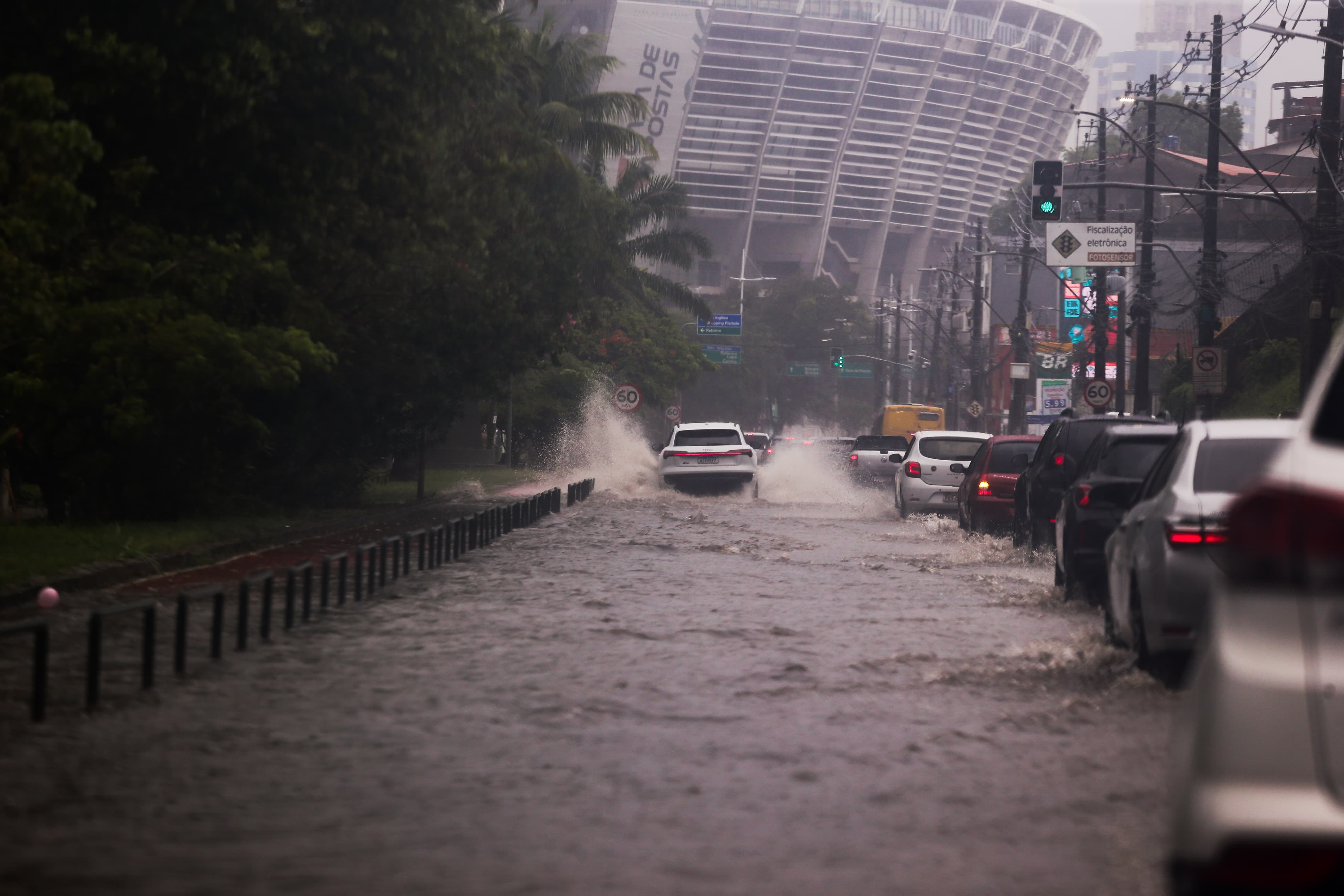 Salvador amanheceu com chuva nesta segunda-feira (5) por Arisson Marinho/CORREIO