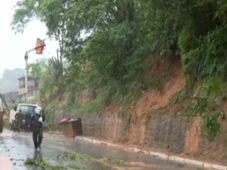 Imagem - Árvores caem, escadaria desaba e seis famílias ficam desabrigadas em Simões Filho