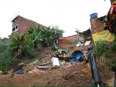 Imagem - 9 casas são interditadas em Candeias após deslizamento de terra