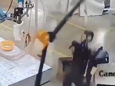Imagem - Robô descontrolado 'ataca' funcionários na China; veja vídeo