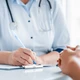 Imagem - Excesso de atestado médico pode causar demissão por justa causa? Entenda