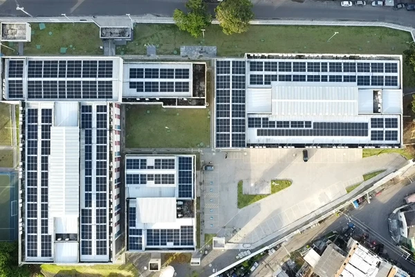 A Neoenergia Coelba, através do seu Programa de Eficiência Energética, regulado pela Aneel, investe em eficiência e iluminação, promovendo melhorias nas instalações de escolas estaduais da Bahia