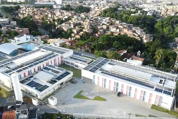 A Neoenergia Coelba, através do seu Programa de Eficiência Energética, regulado pela Aneel, investe em eficiência e iluminação, promovendo melhorias nas instalações de escolas estaduais da Bahia