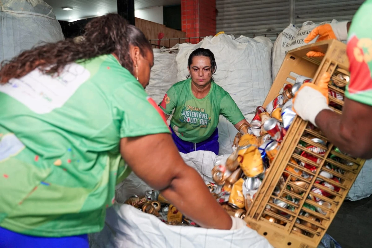 Catadoras separando latinhas de alumínio