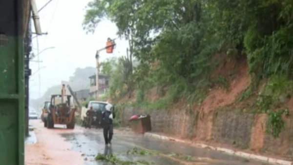 Deslizamento de terra na Avenida Washington Luís