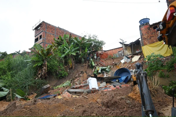 Deslizamento ocorreu na Rua Getúlio Vargas, bairro da Areia