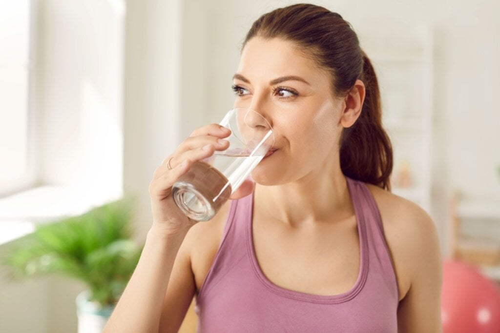 Ao aumentar o consumo de fibras, é necessário ingerir mais água (Imagem: Studio Romantic | Shutterstock)
