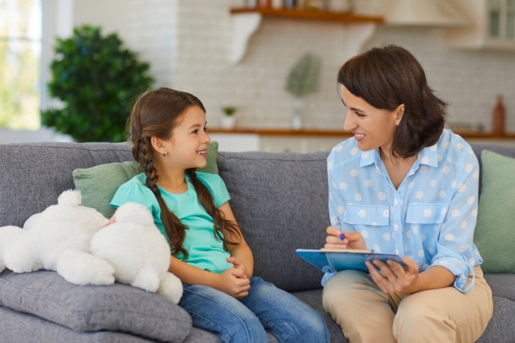 Estratégias educacionais e terapêuticas personalizadas são necessárias para acolher o potencial e as limitações da criança (Imagem: Studio Romantic | Shutterstock) 