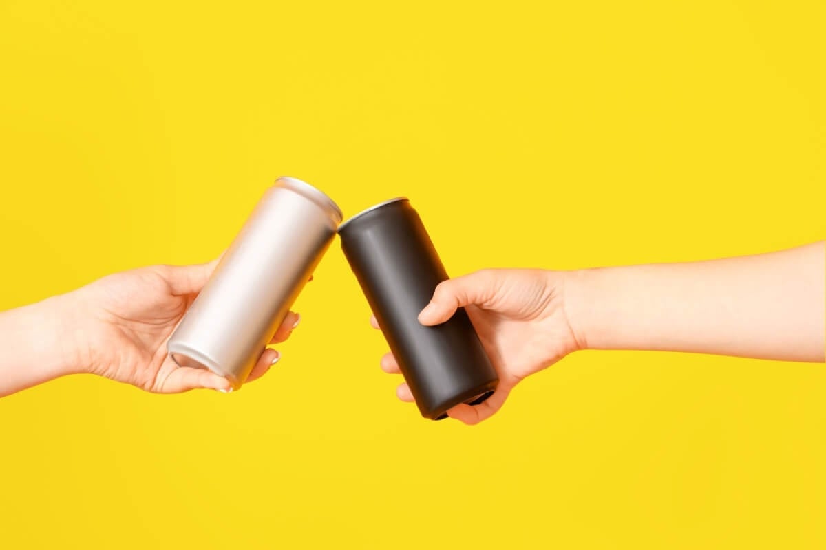 O consumo excessivo de energético pode prejudicar a saúde (Imagem: Pixel-Shot | Shutterstock)