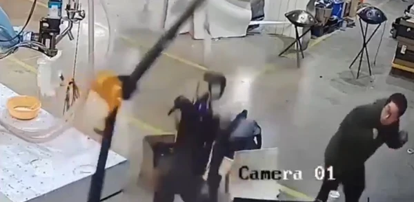 Funcionário corre de robô humanoide