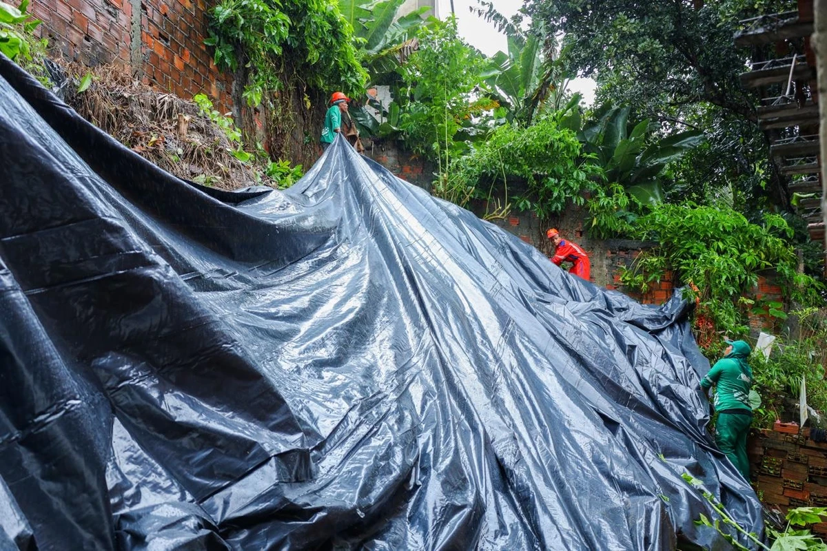 Lona é colocada em Candeias, onde nove casas foram interditadas