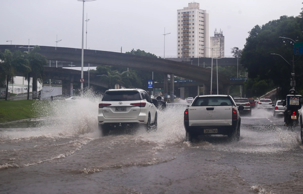 Salvador amanheceu sob forte chuva terça-feira (6)
