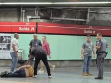 Imagem - Homem é baleado dentro de estação do metrô após perseguição policial
