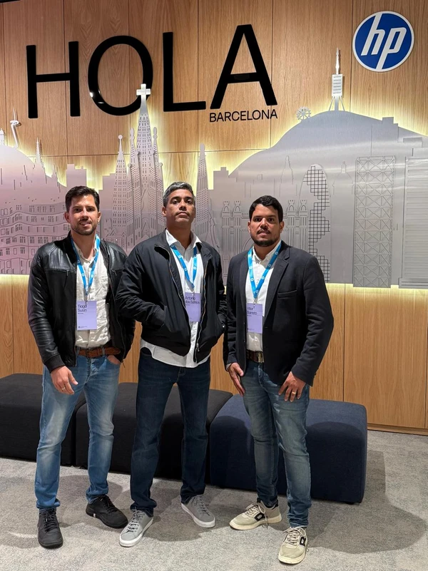 Sócios da Blueartes visitam a fábrica da HP, em Barcelona. por Divulgação