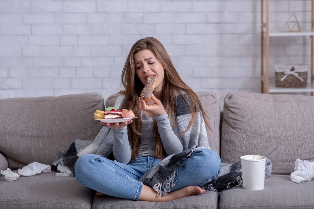 A compulsão alimentar pode trazer diversos problemas de saúde (Imagem: Prostock-studio | Shutterstock) 