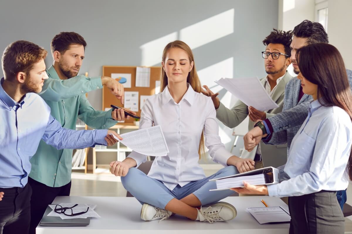A realização de várias tarefas ao mesmo tempo pode desencadear vários efeitos no corpo e na mente (Imagem: Studio Romantic | Shutterstock)