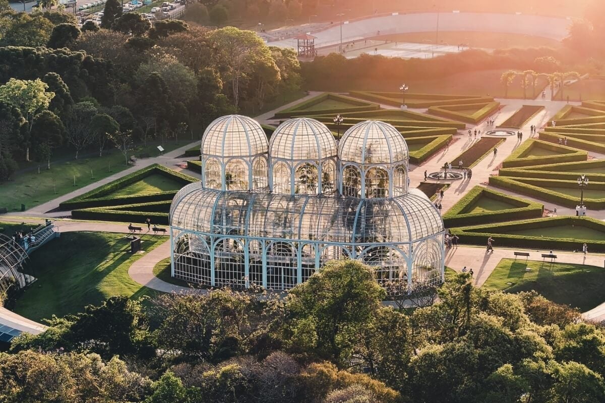 Curitiba é considerada uma das cidades mais bonitas e acolhedoras do Brasil (Imagem: ByDroneVideos | Shutterstock)