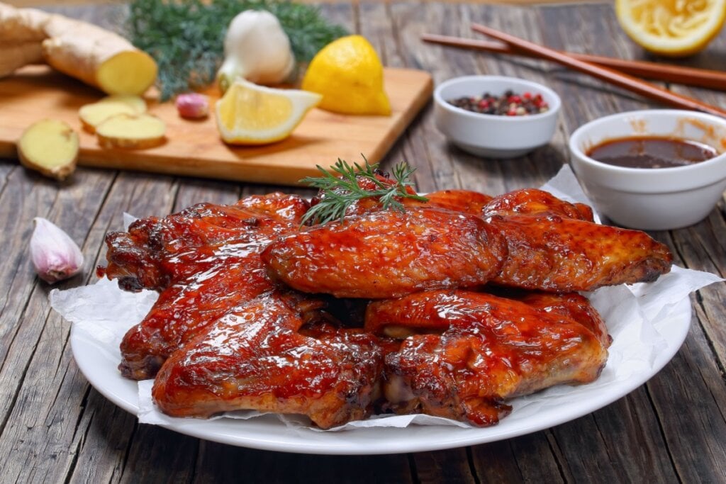 Frango ao molho de mel, alho e gengibre (Imagem: from my point of view | Shutterstock)