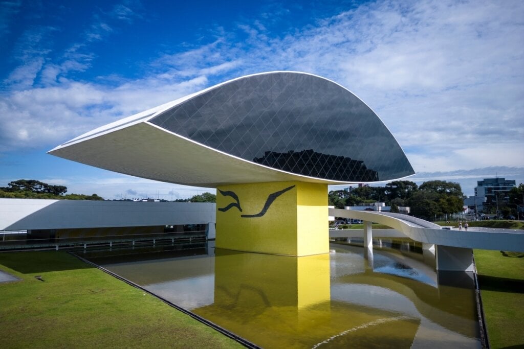 O Museu Oscar Niemeyer, conhecido como “Museu do Olho”, é um dos mais importantes da América Latina (Imagem: Cavan-Images | Shutterstock)