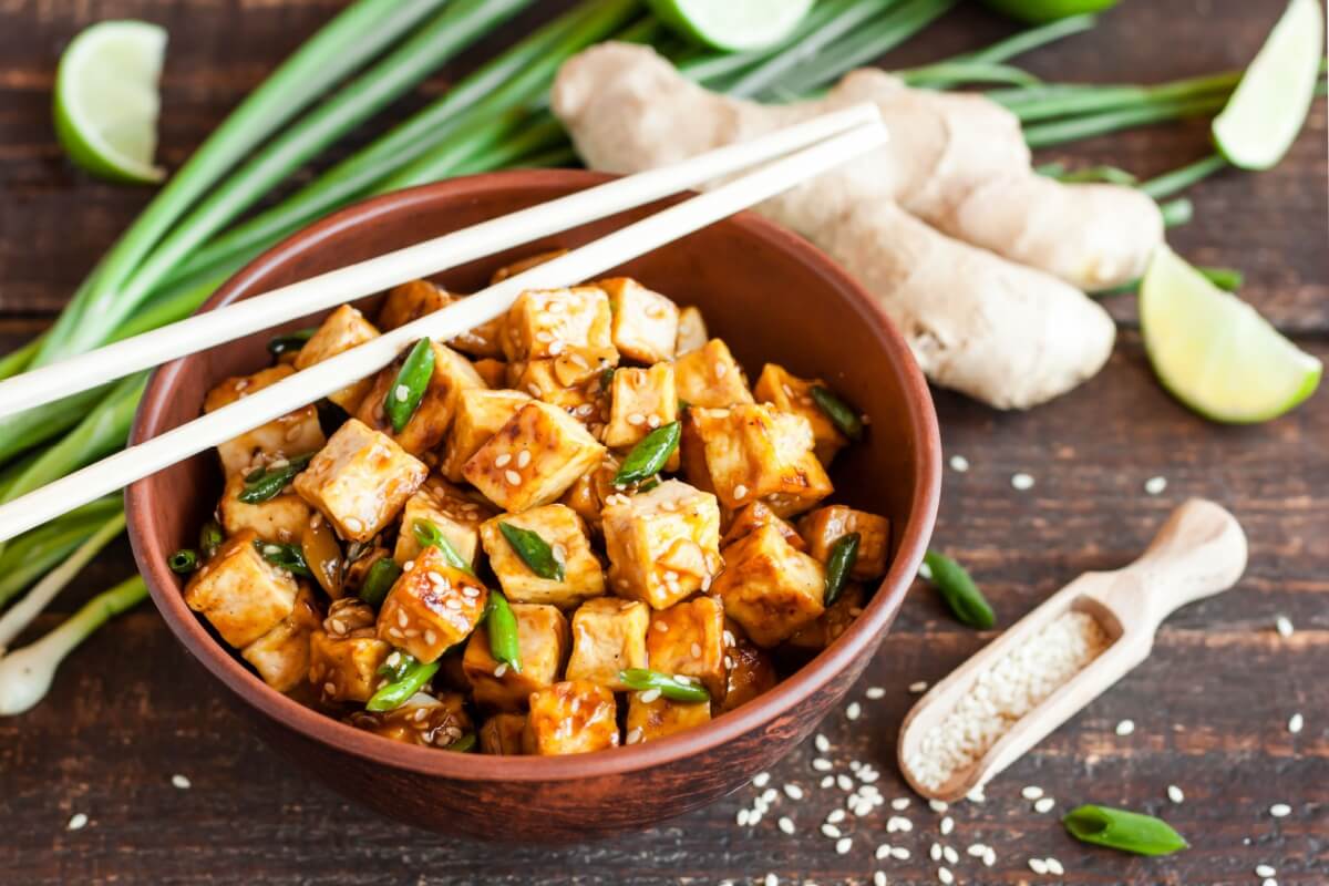 Tofu com gengibre e molho agridoce (Imagem: YuliiaHolovchenko | Shutterstock)