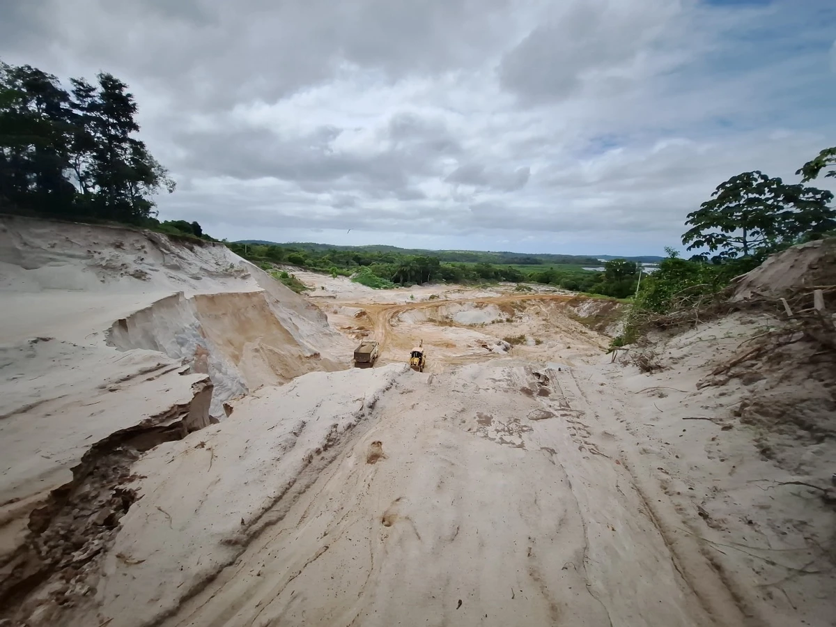 Extração irregular de areia na comunidade quilombola do Pratigi, em Camamu