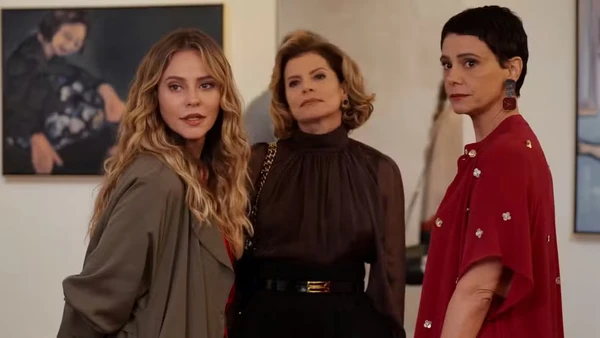 Heleninha, Odete e Celina durante exposição de arte