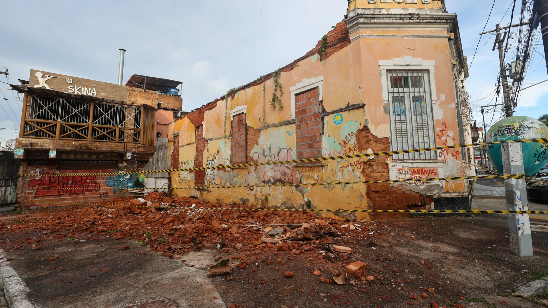 Imagem - Parte de casarão desaba no Centro de Salvador, e área é isolada