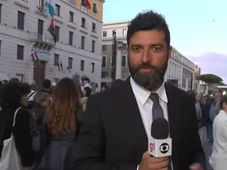 Imagem - Repórter da Globo leva resposta atravessada ao vivo durante cobertura do conclave: ‘O que você quer?’
