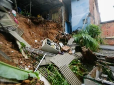 Imagem - Parte de casa desaba sobre outra no Alto do Coqueirinho após chuvas intensas