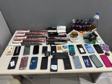 Imagem - Servidor é preso ao entrar com 24 celulares, 12 facas e uma arma em presídio