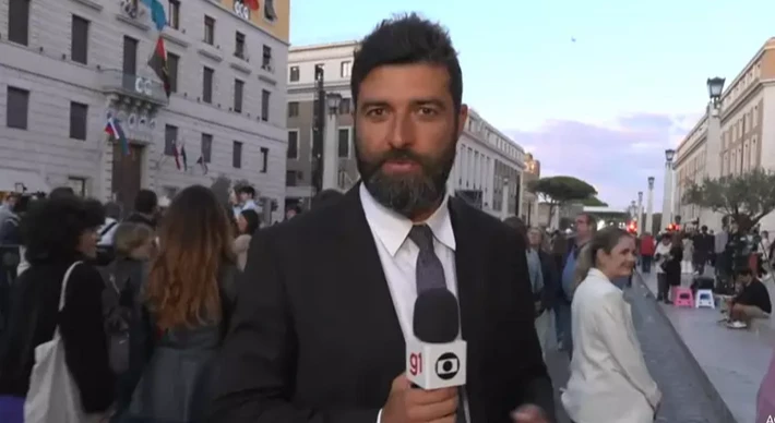 Imagem - Repórter da Globo leva resposta atravessada ao vivo durante cobertura do conclave: ‘O que você quer?’