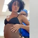 Imagem - Bella Campos surge com barriga fake de grávida, mas detalhe em umbigo chama a atenção