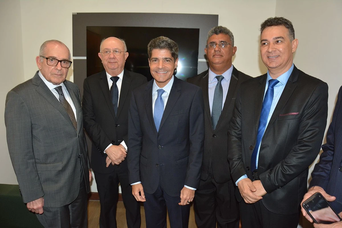 Antônio Carlos Magalhães Júnior, José Ronaldo e ACM Neto ao lado de vereadores de Feira de Santana